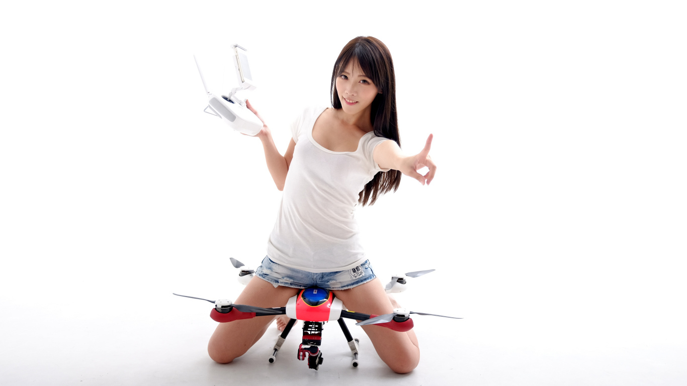 Девушка азиатка с квадрокоптером на белом фоне