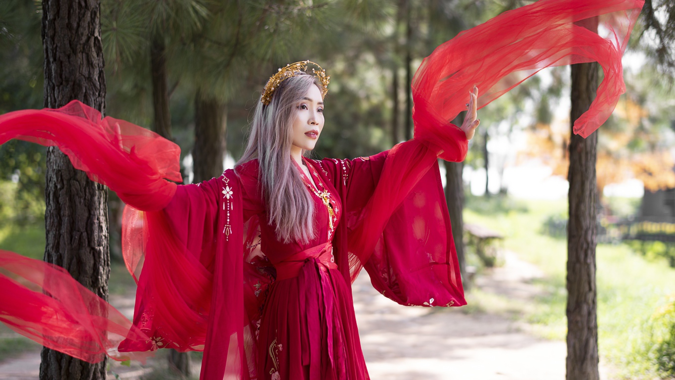 Красивая девушка азиатка в красном национальном костюме 