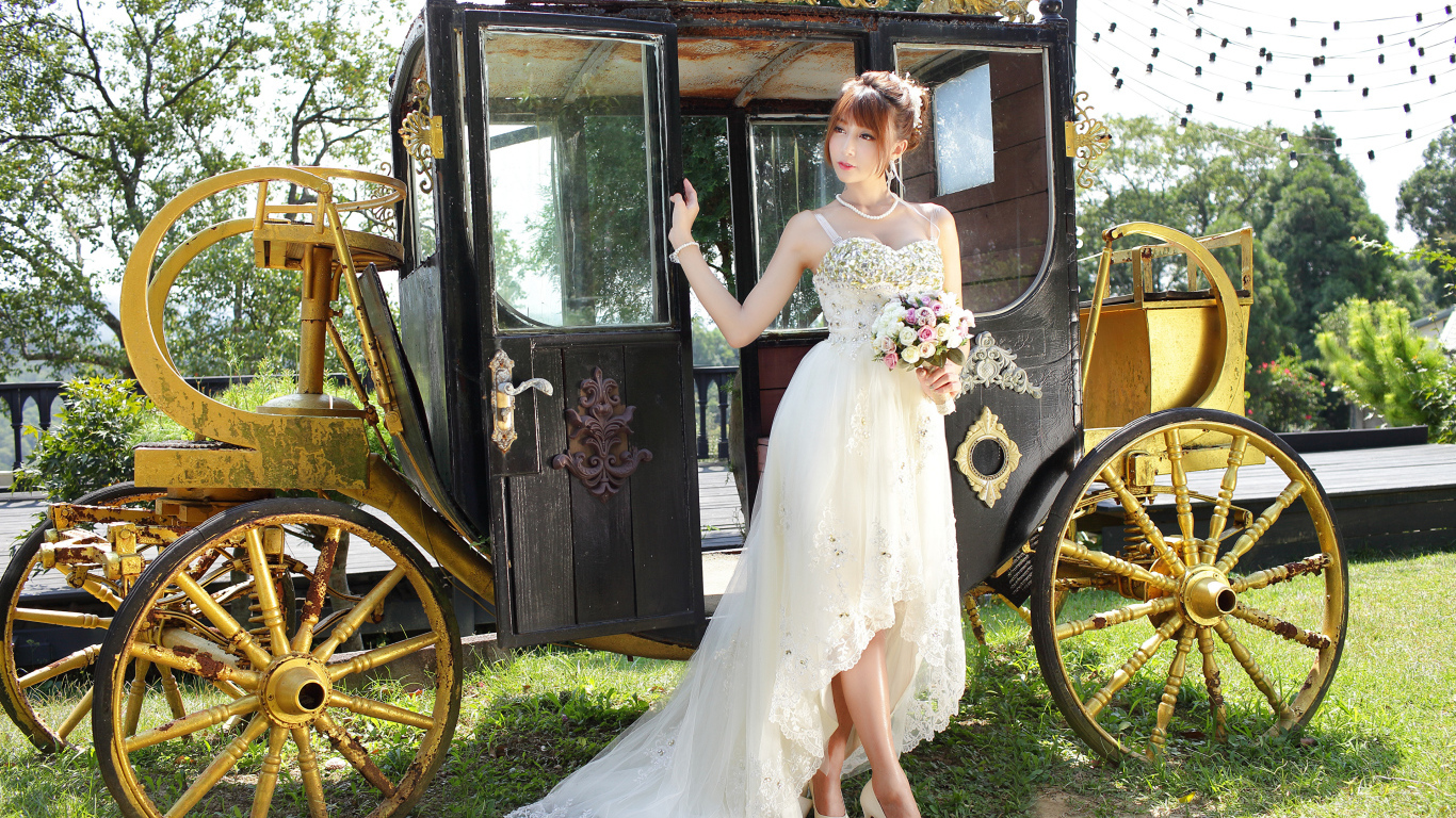 Красивая девушка азиатка в свадебном платье у кареты 