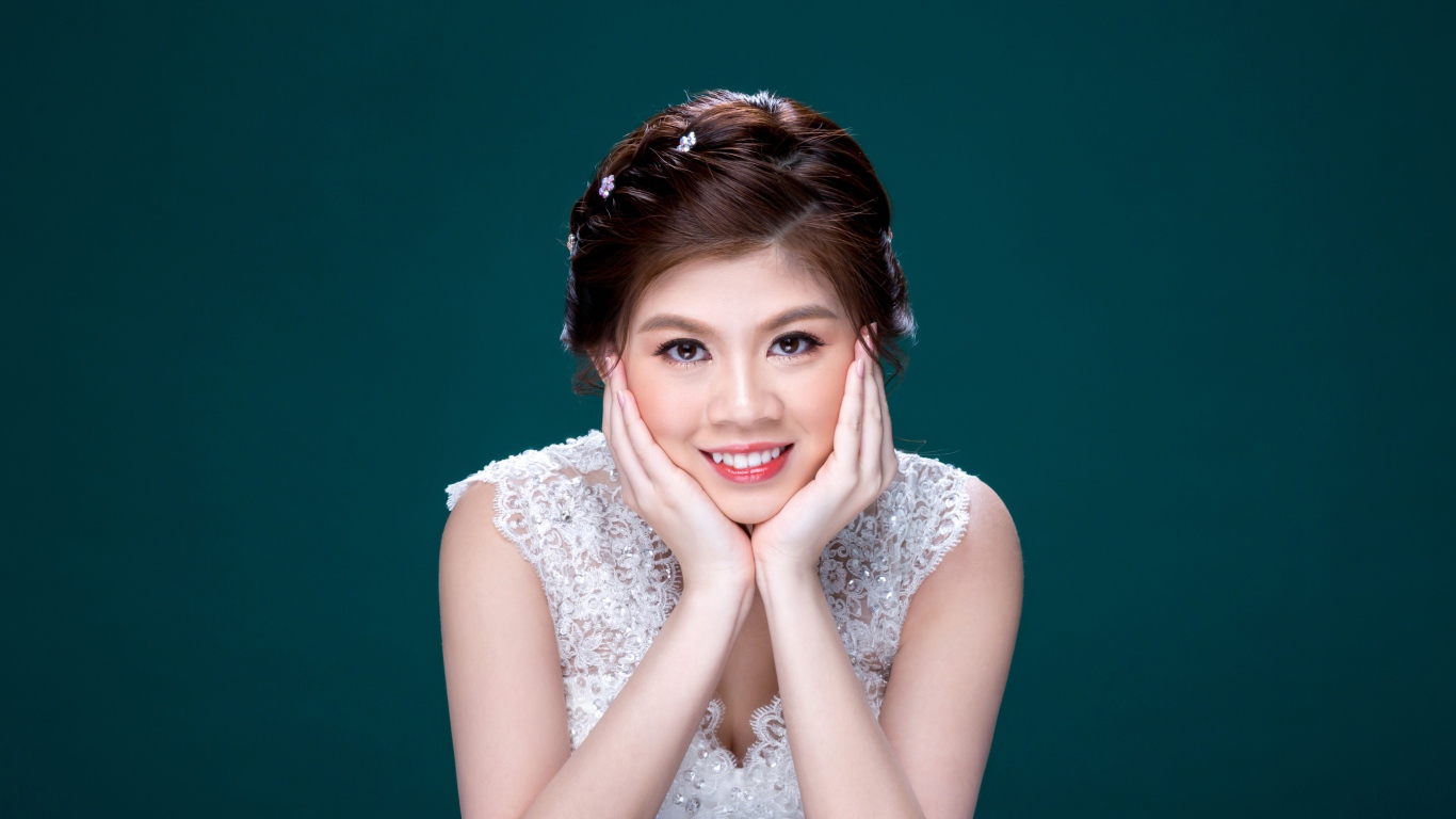 Красивая девушка азиатка в белом платье 