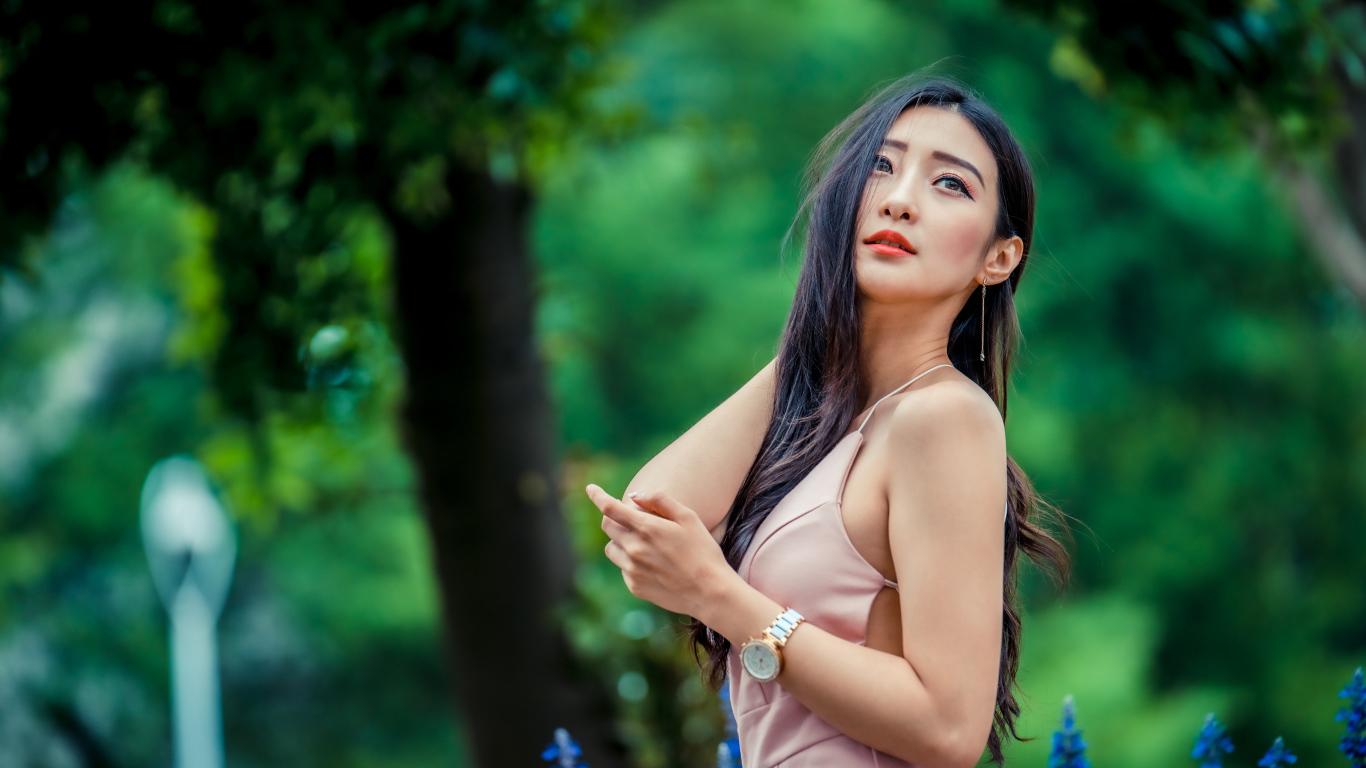 Красивая азиатка в розовом платье 