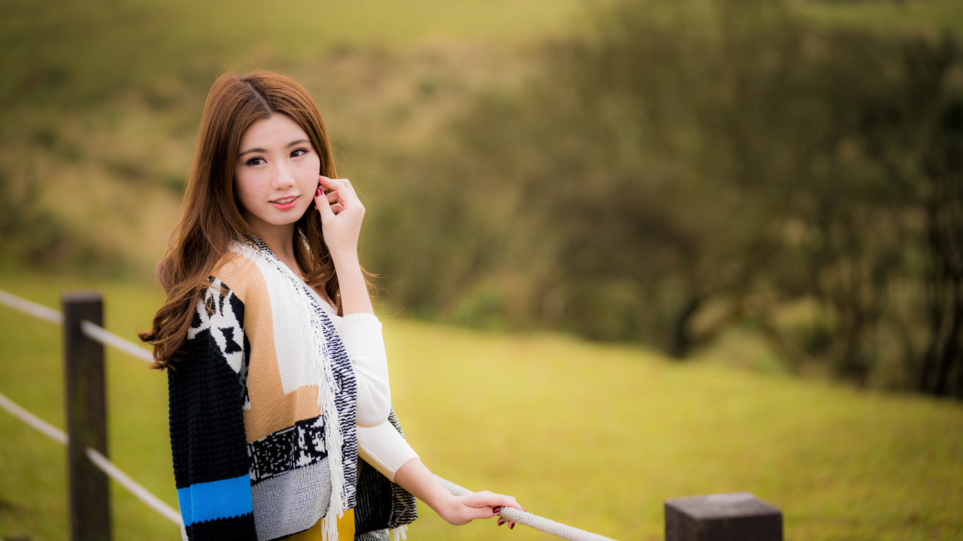 Красивая азиатка в теплой кофте 