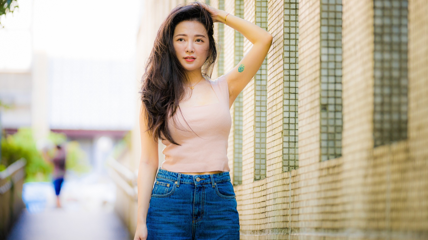 Красивая азиатка в синих джинсах