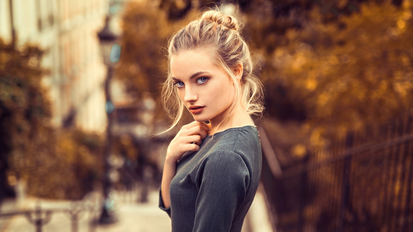 Красивая голубоглазая блондинка в сером платье