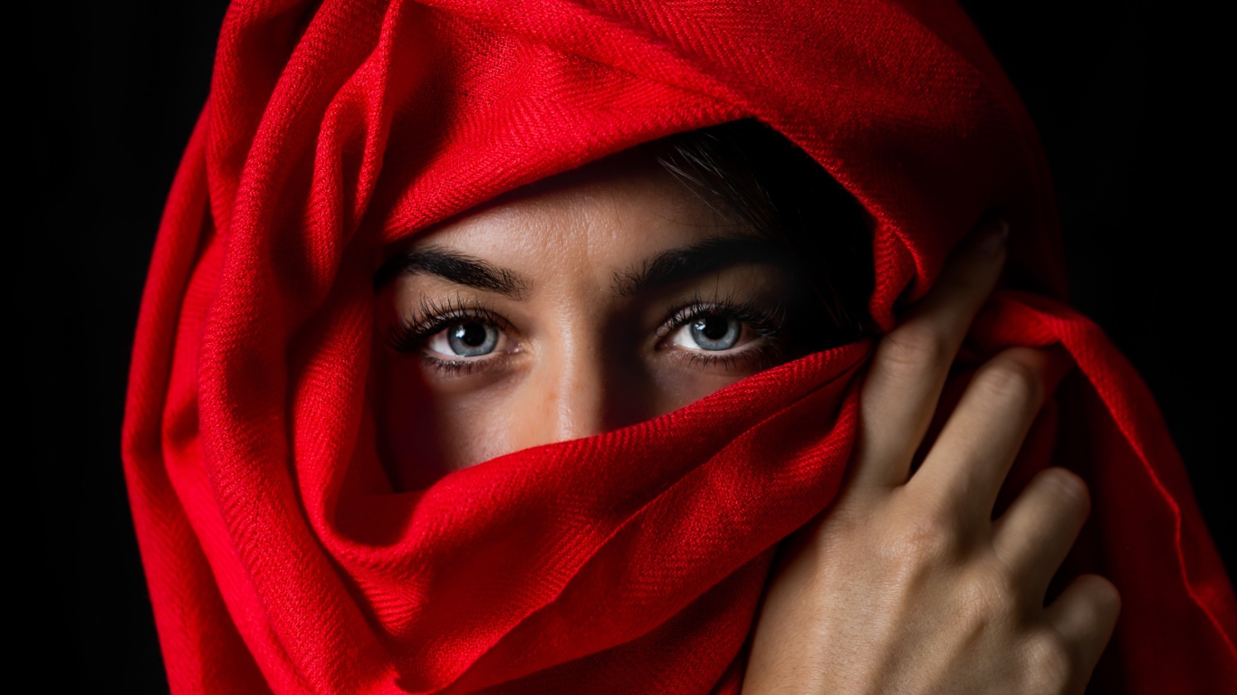 Красивая голубоглазая девушка в красном палантине 