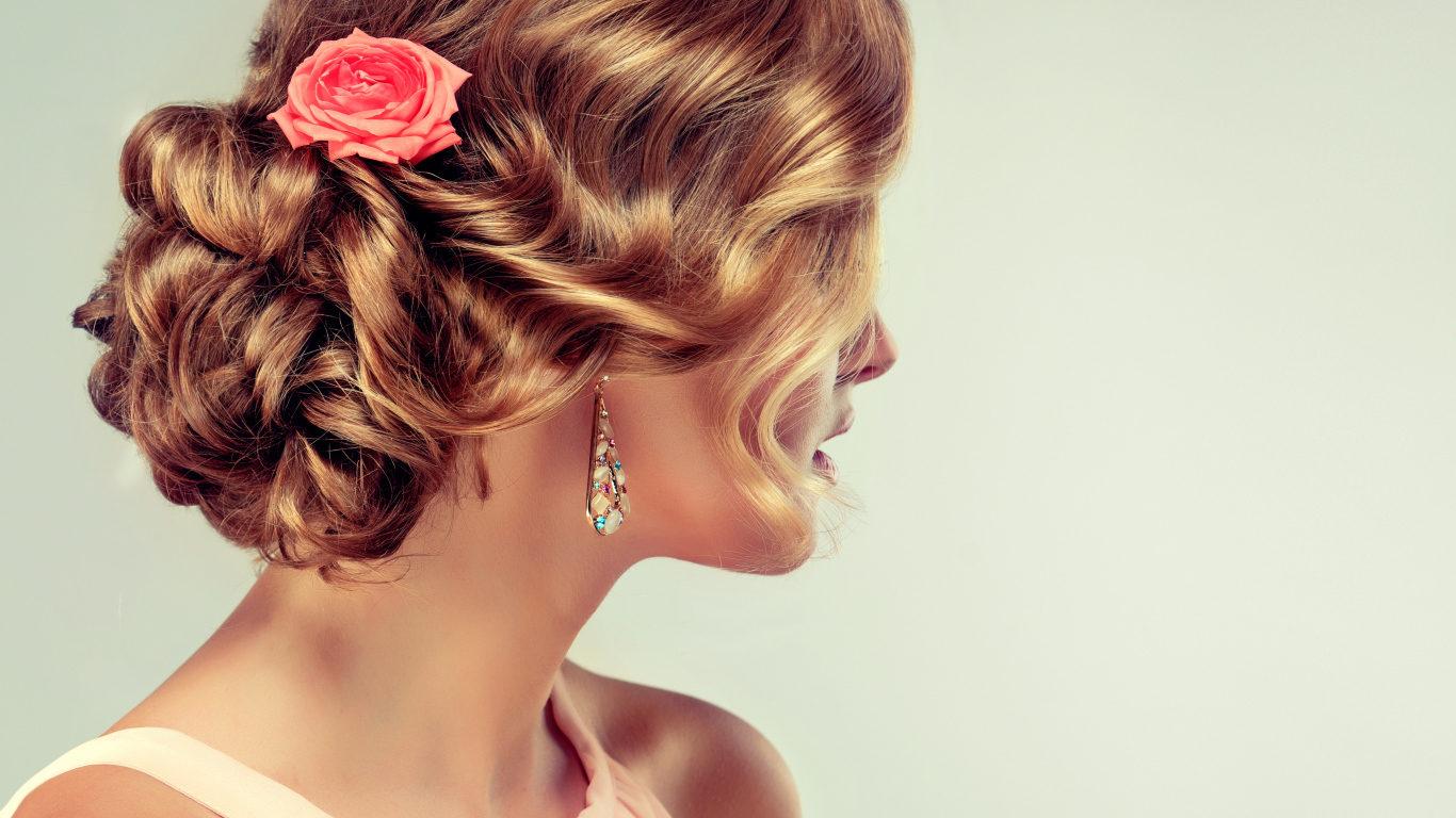 Красивая вечерняя прическа на волосах у девушки 