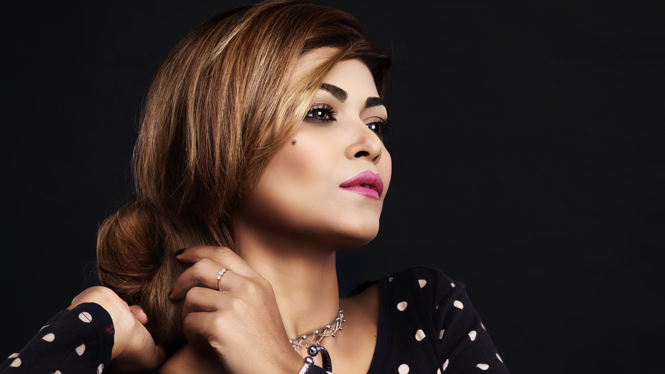 Красивая девушка в платье в горох на черном фоне