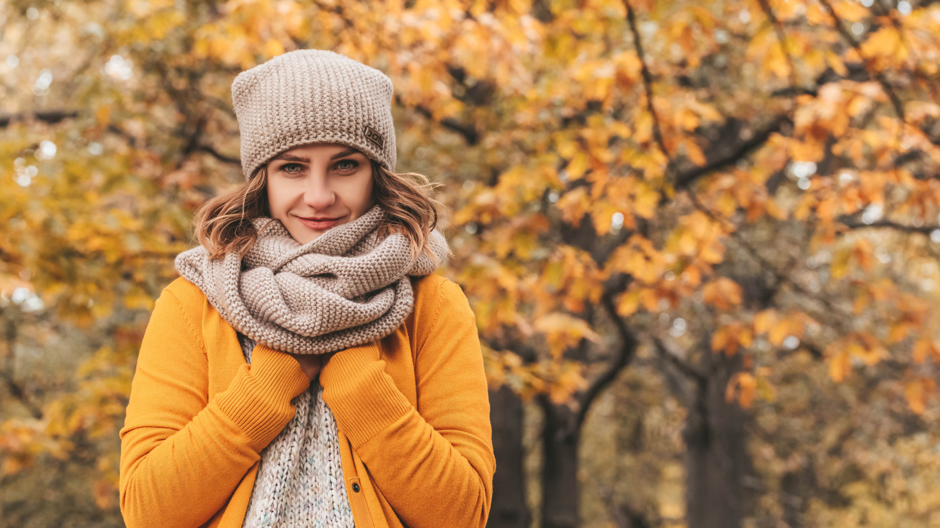 Красивая девушка в теплой кофте с шарфом