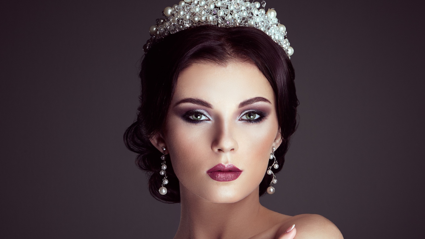Красивая девушка модель в короне 