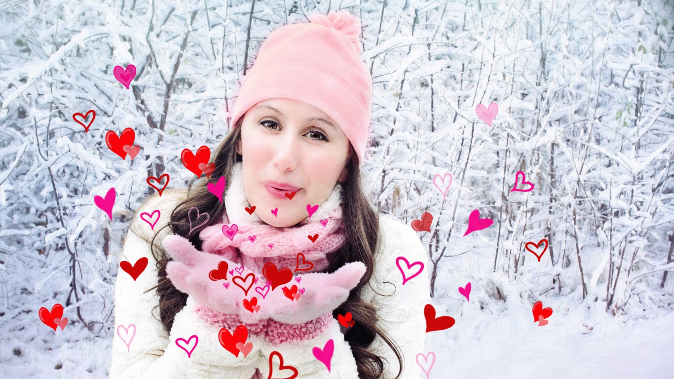 Красивая девушка шлет воздушные поцелуи зимой 