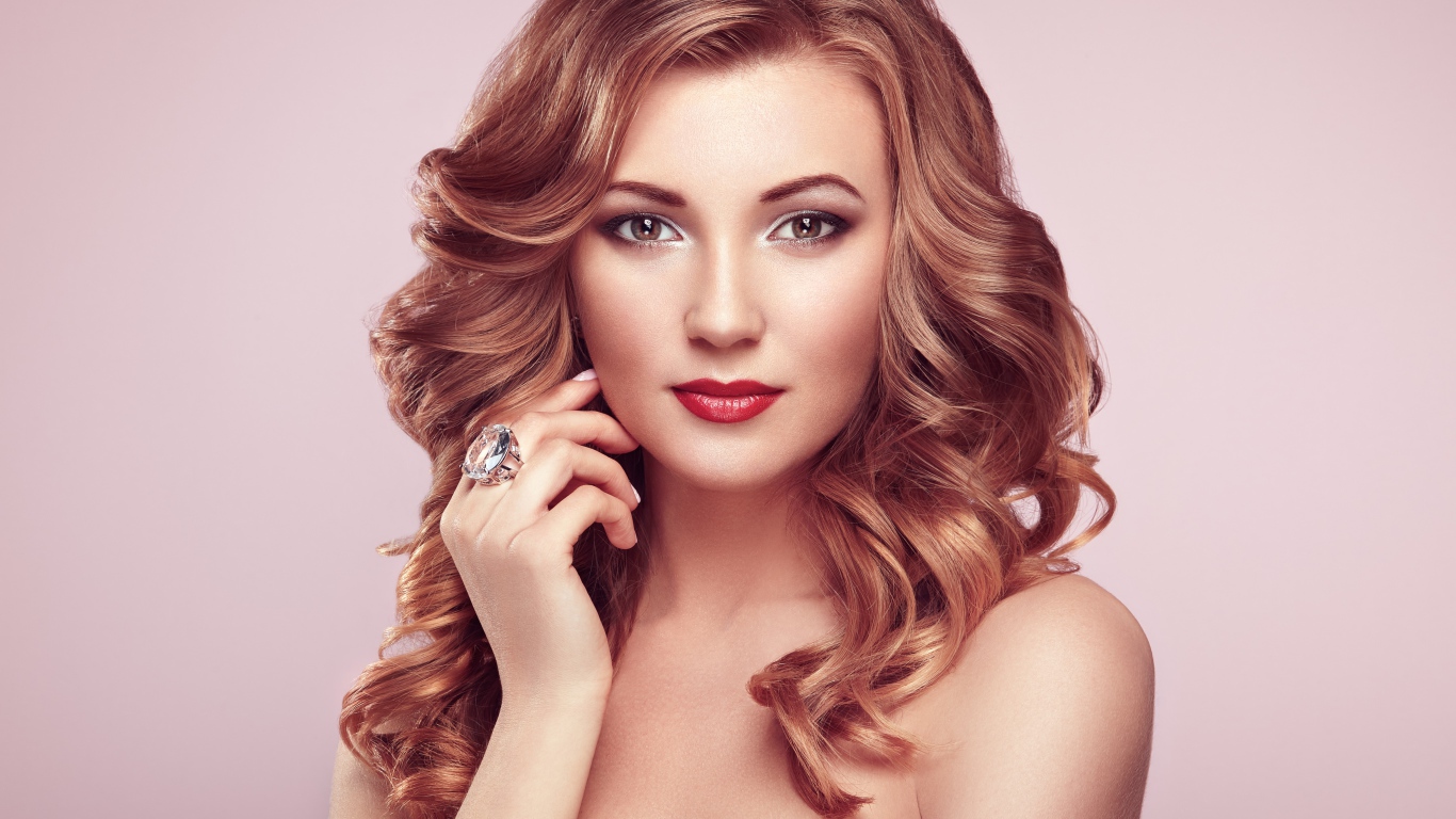 Красивая девушка с дорогим кольцом на пальце