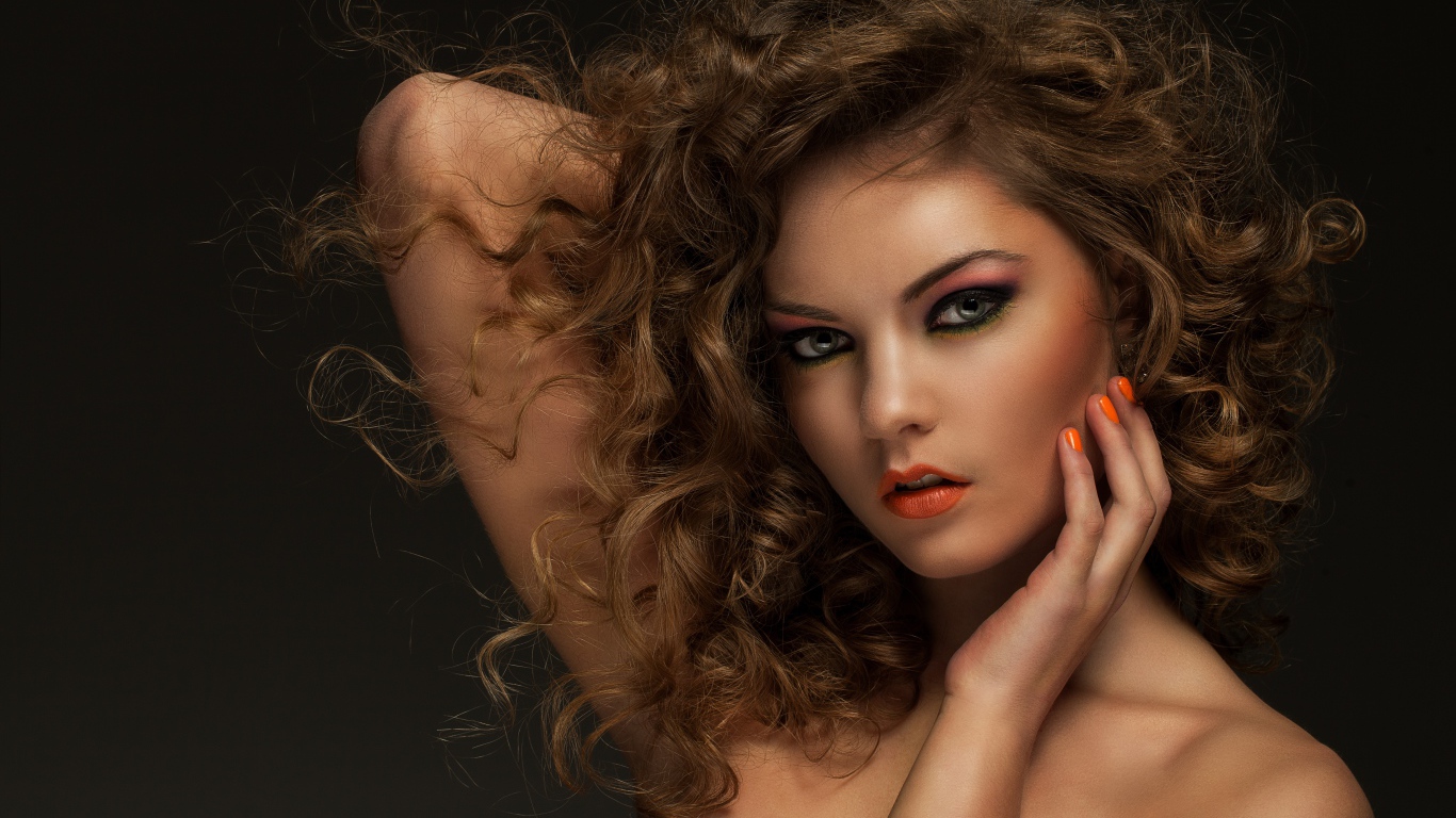 Красивая девушка с кучерявыми волосами