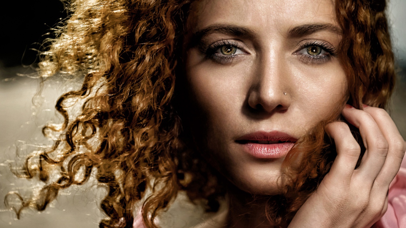 Красивая девушка с волнистыми волосами 