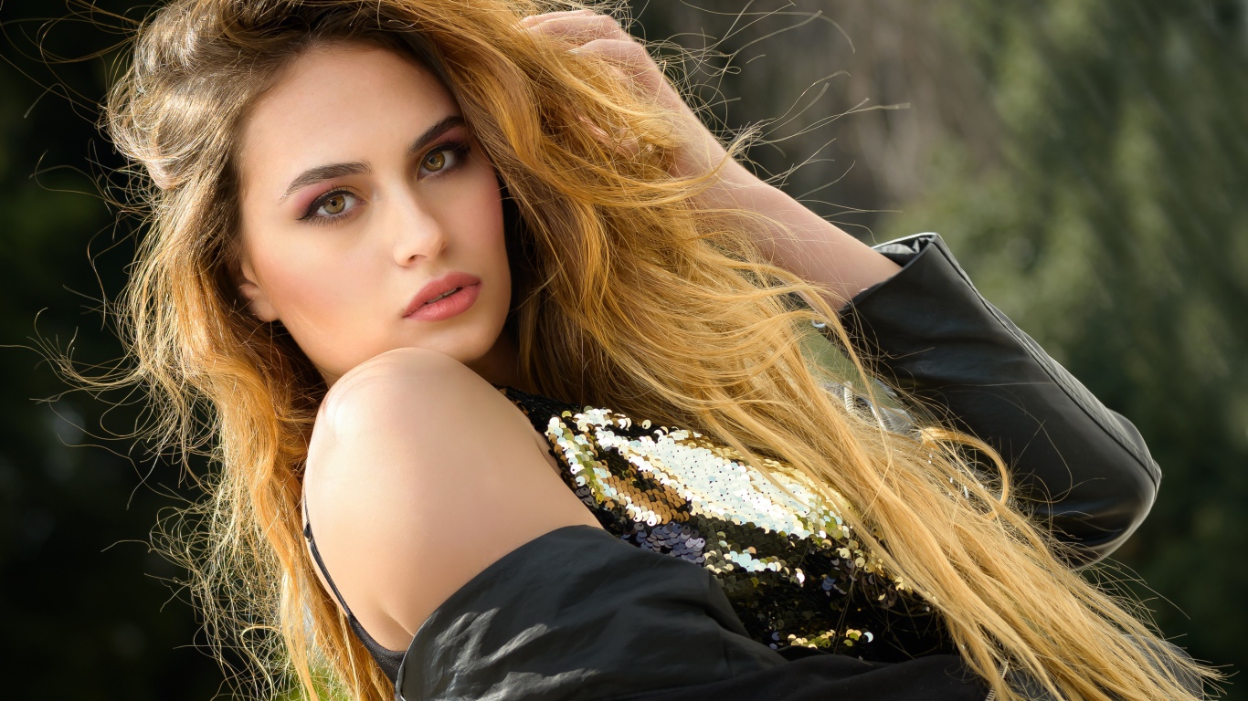 Красивая длинноволосая кареглазая девушка в черной куртке