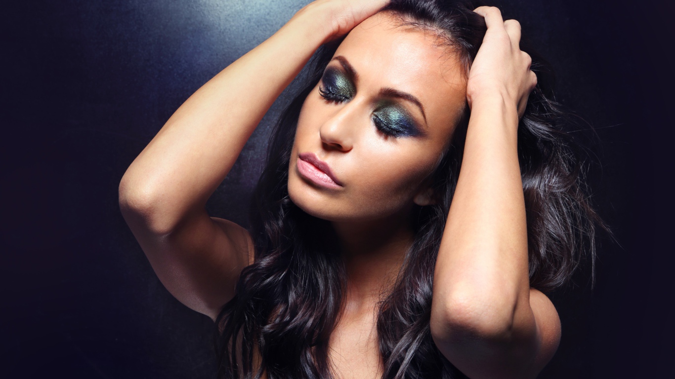 Красивая длинноволосая брюнетка с закрытыми глазами 