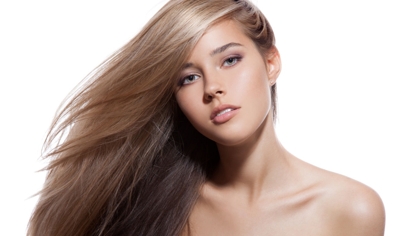 Красивая длинноволосая девушка на белом фоне