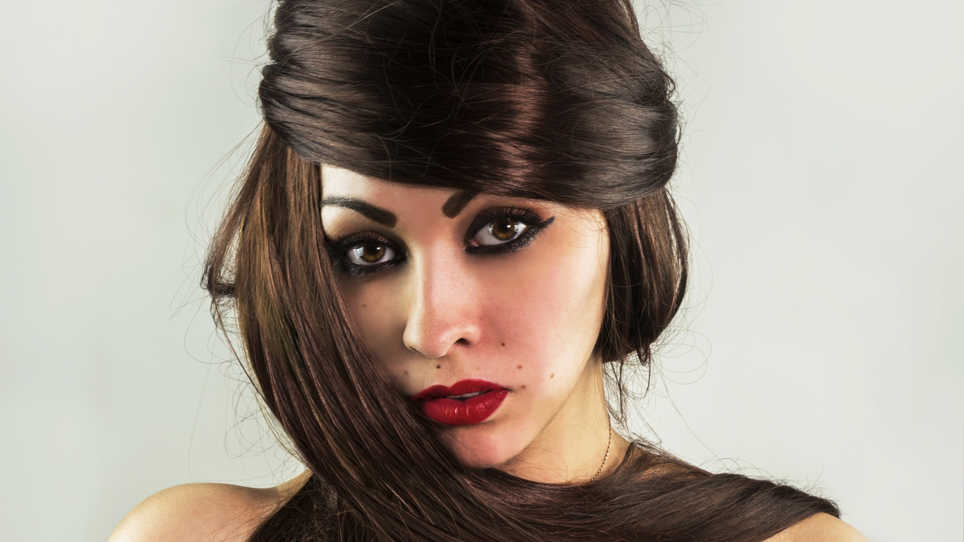 Красивые длинные волосы у девушки с накрашенным лицом