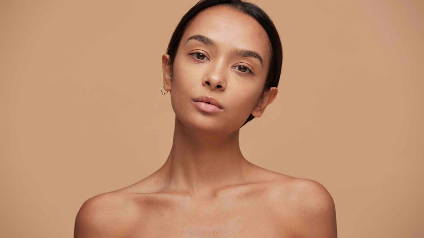 Красивая настоящая девушка с карими глазами