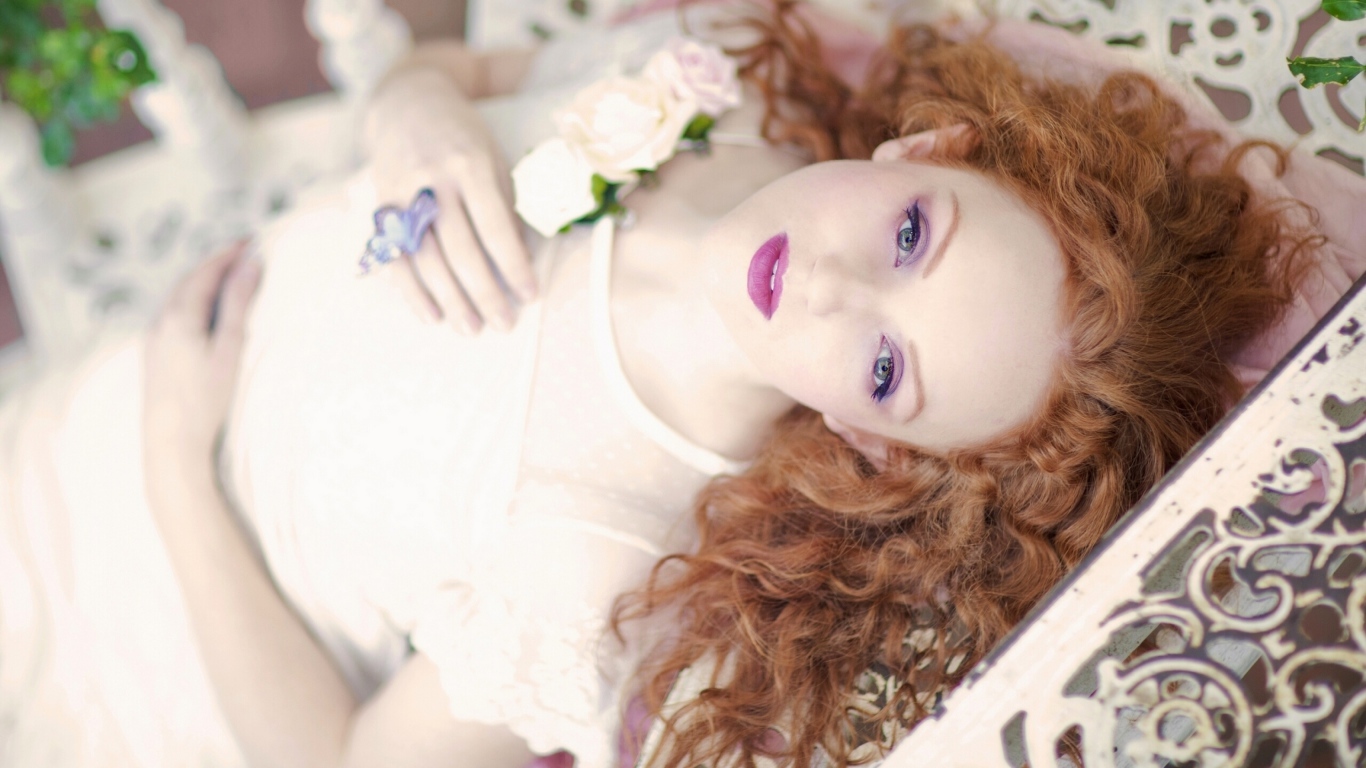 Красивая рыжеволосая девушка невеста 