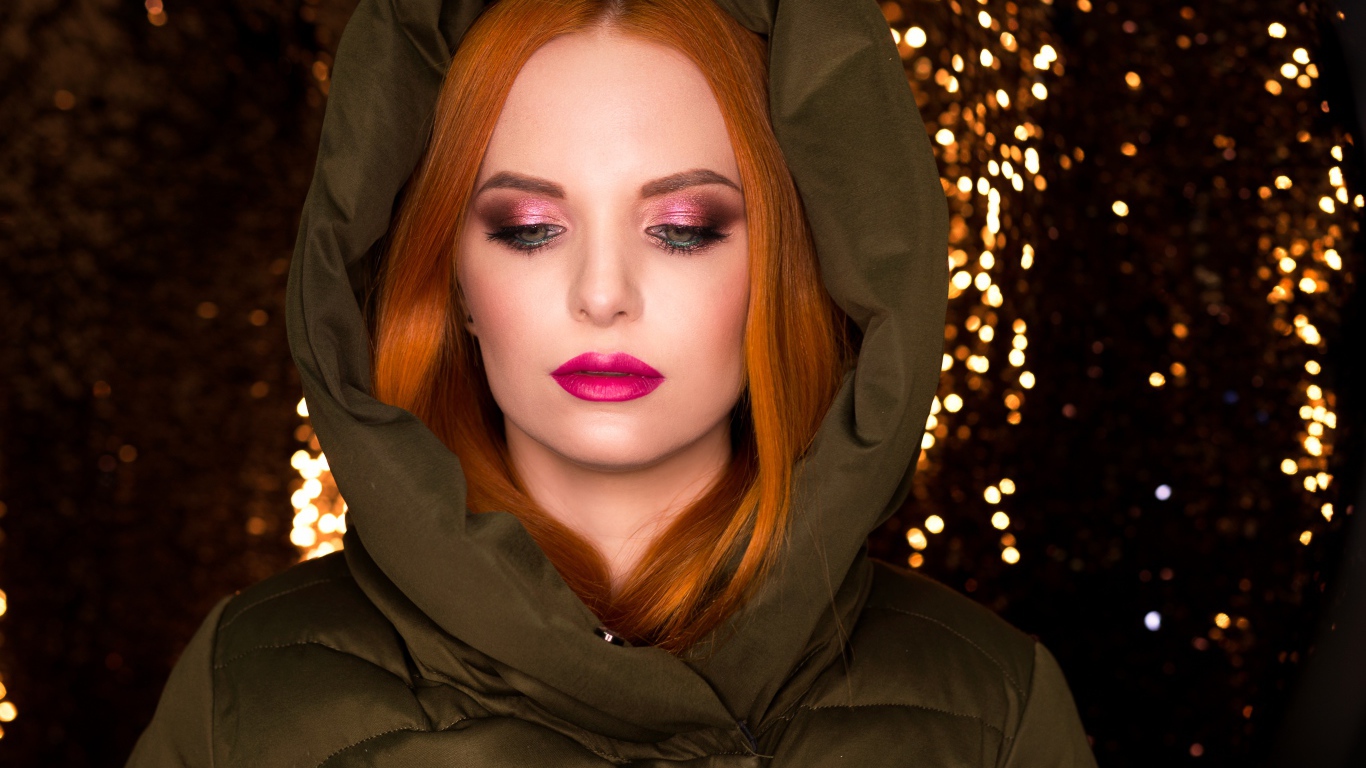 Красивая рыжеволосая девушка в теплой куртке 