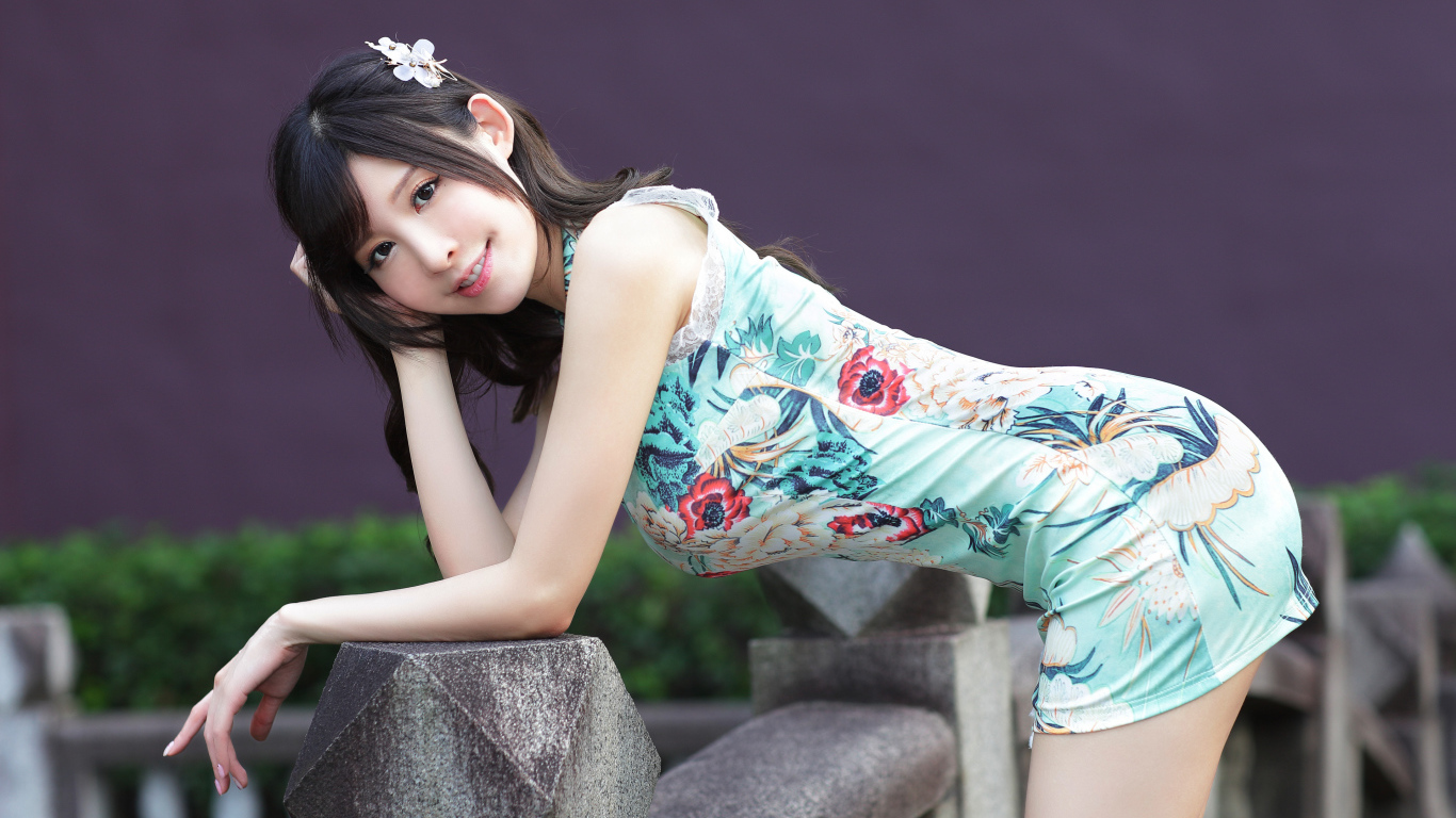 Красивая улыбающаяся девушка азиатка в коротком платье 