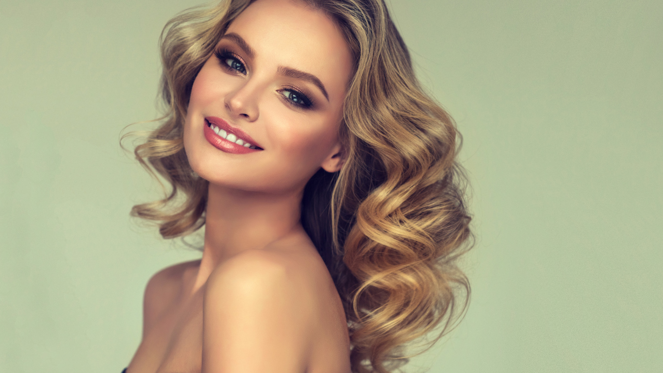 Красивая улыбающаяся блондинка с длинными волосами