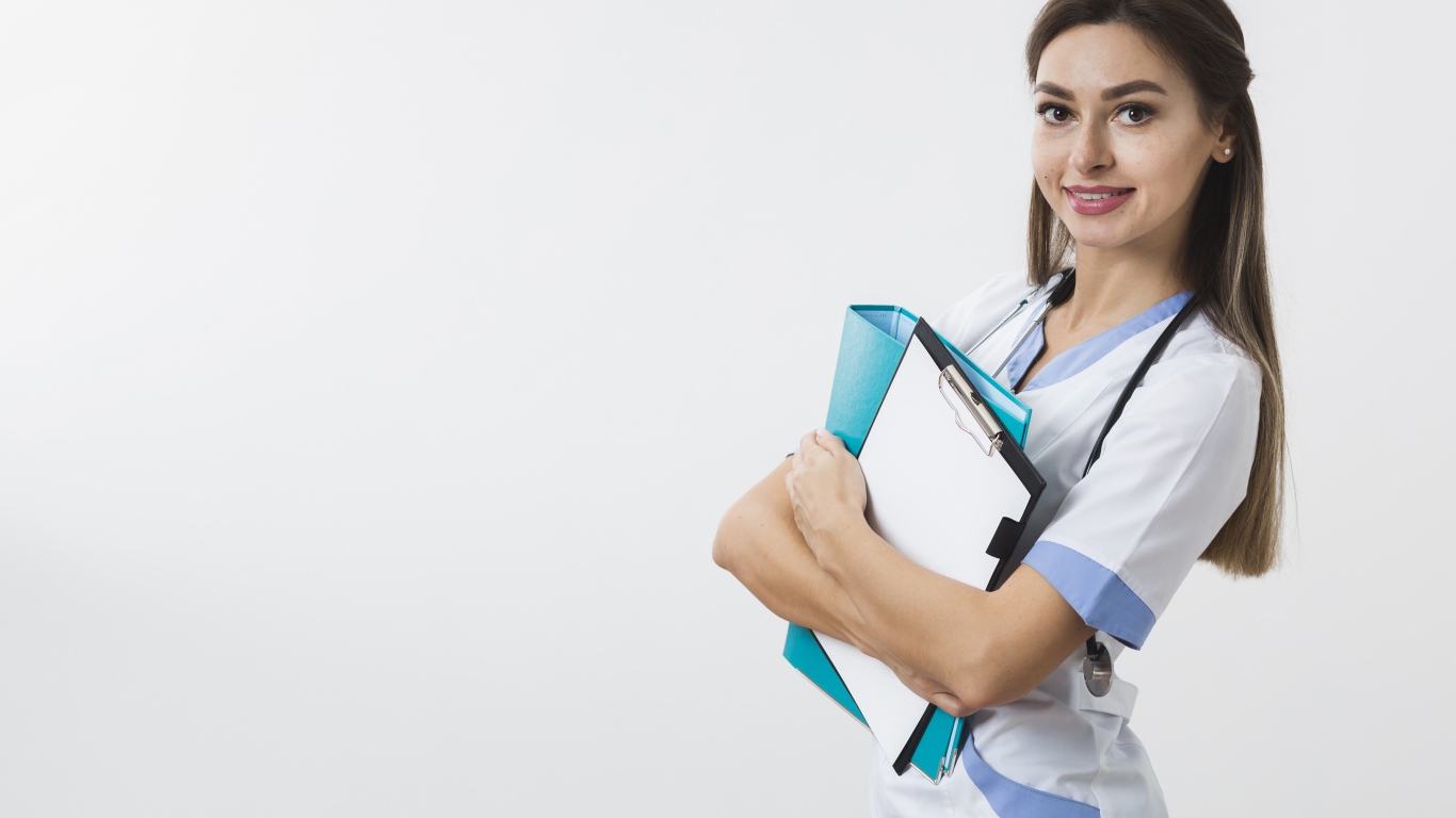 Красивая улыбающаяся девушка врач с папками на белом фоне 