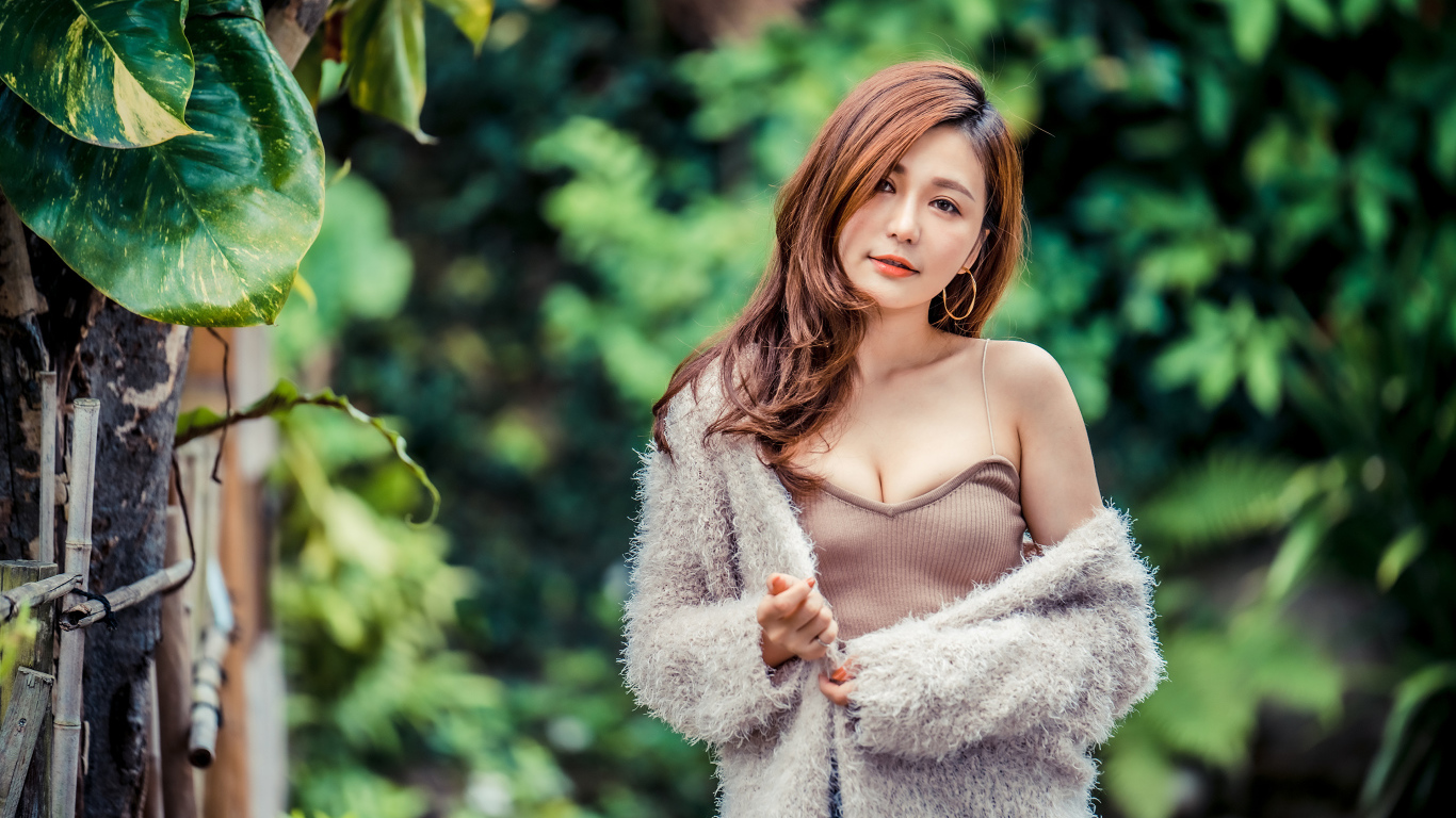 Кареглазая девушка азиатка в теплой кофте 