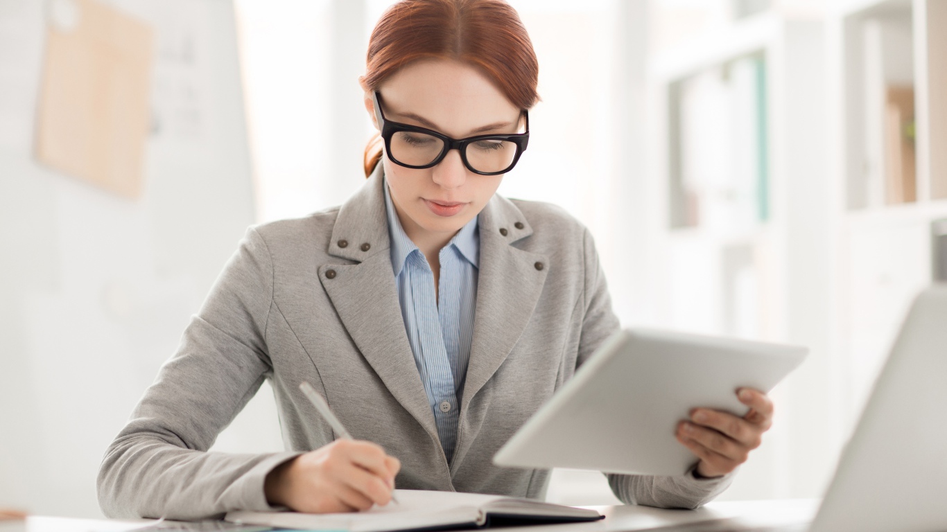 Деловая женщина в костюме за столом 