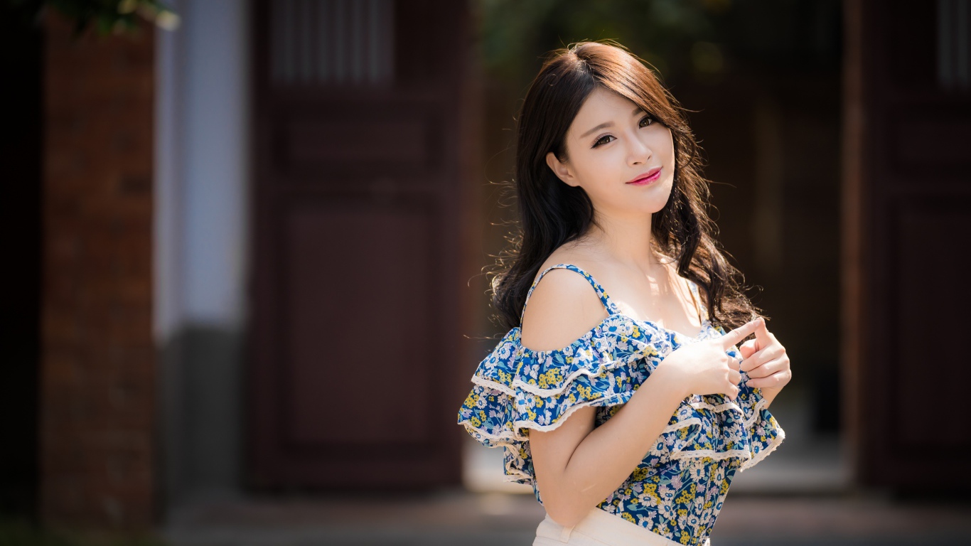 Милая девушка азиатка с длинными волосами