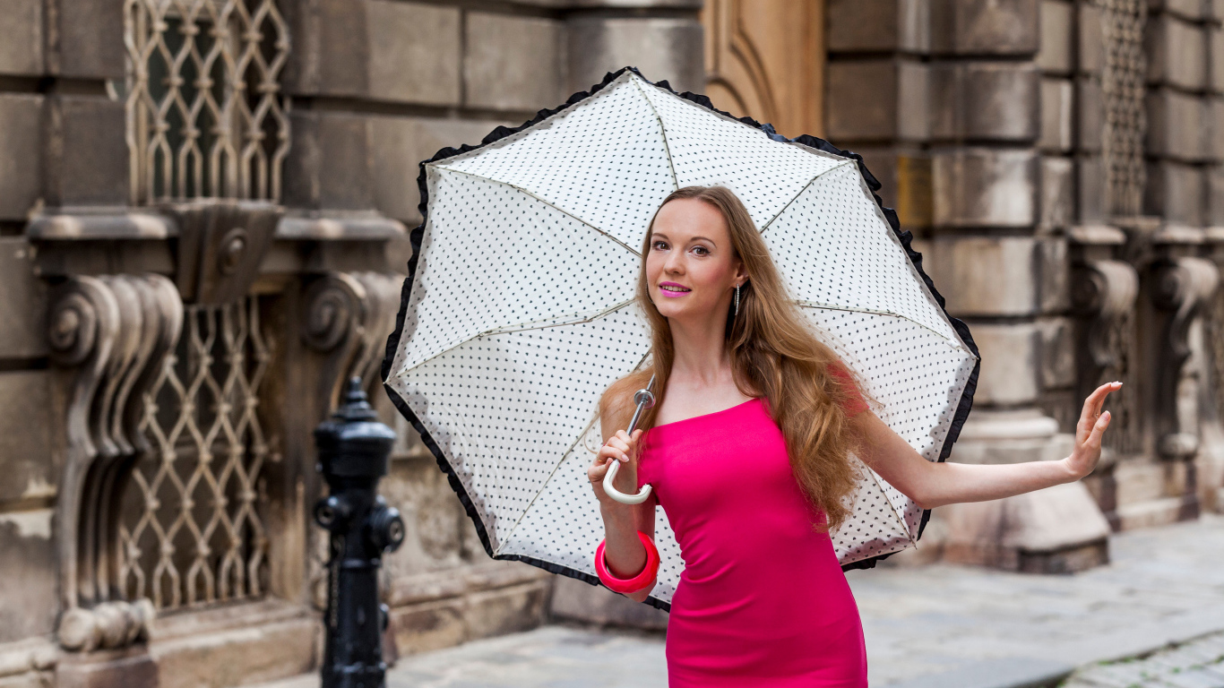 Милая девушка в розовом платье с зонтом в руках 