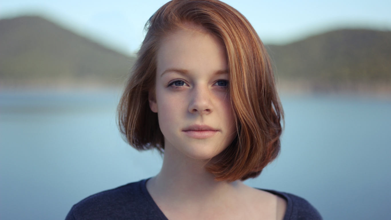 Милая настоящая девушка с короткой стрижкой 