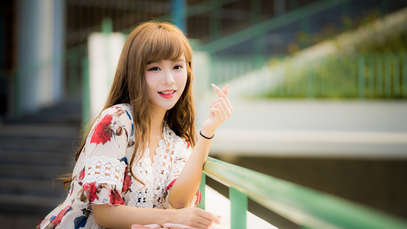 Милая улыбающаяся азиатка в платье 