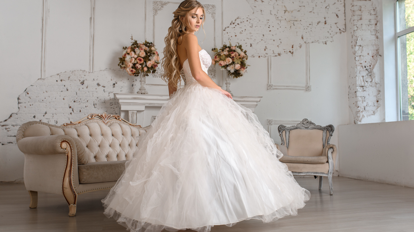 Девушка невеста в красивом белом платье 