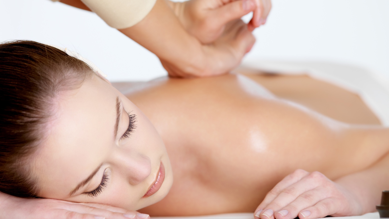 Девушке делают массаж 