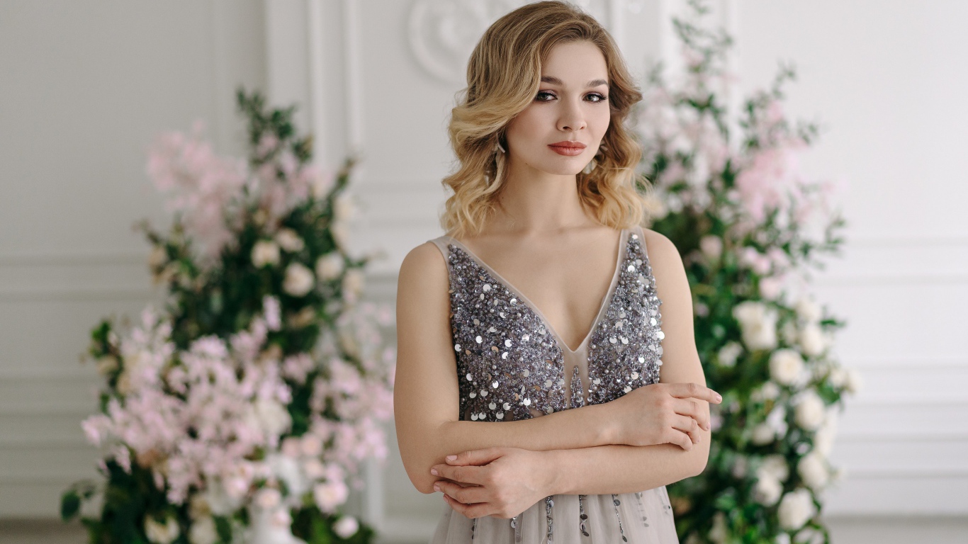 Девушка в красивом платье на фоне цветов