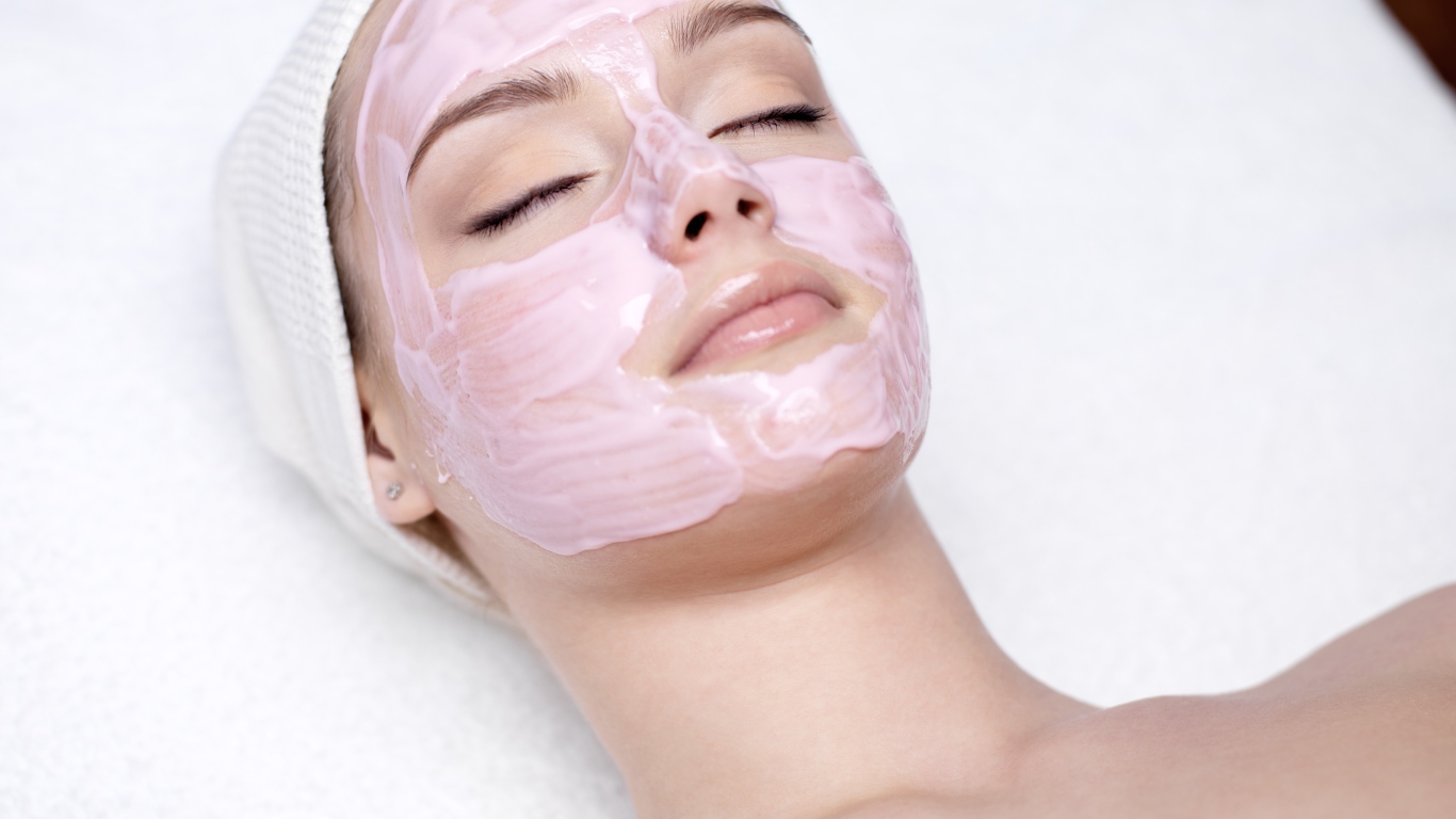 Девушка с закрытыми глазами на столе  у косметолога 