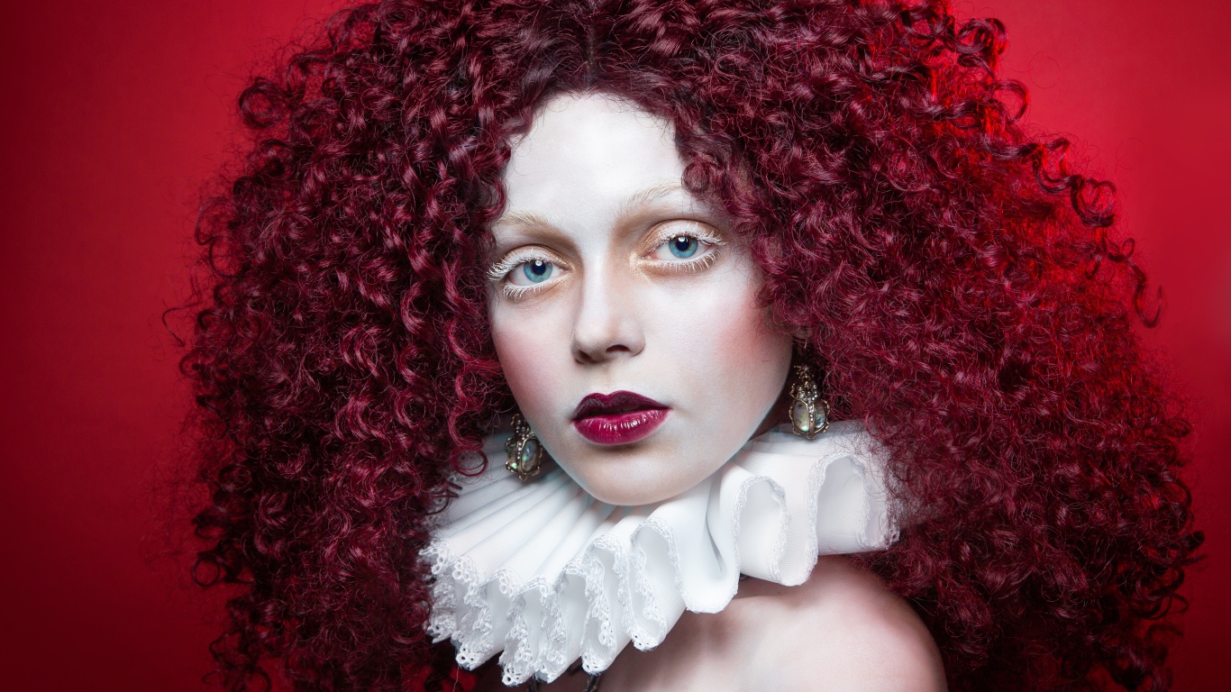 Девушка с красными кудрявыми волосами с белым воротником