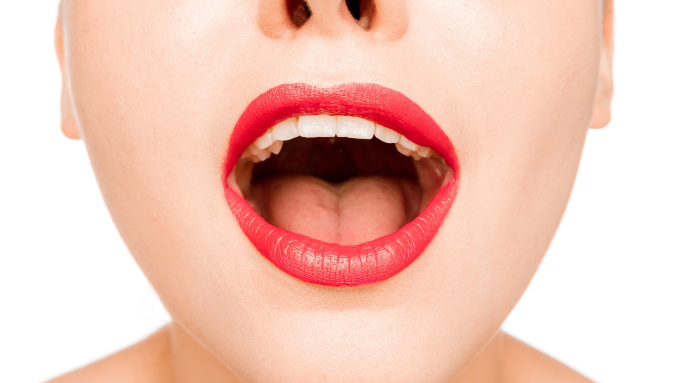 Девушка с красными губами открыла рот 