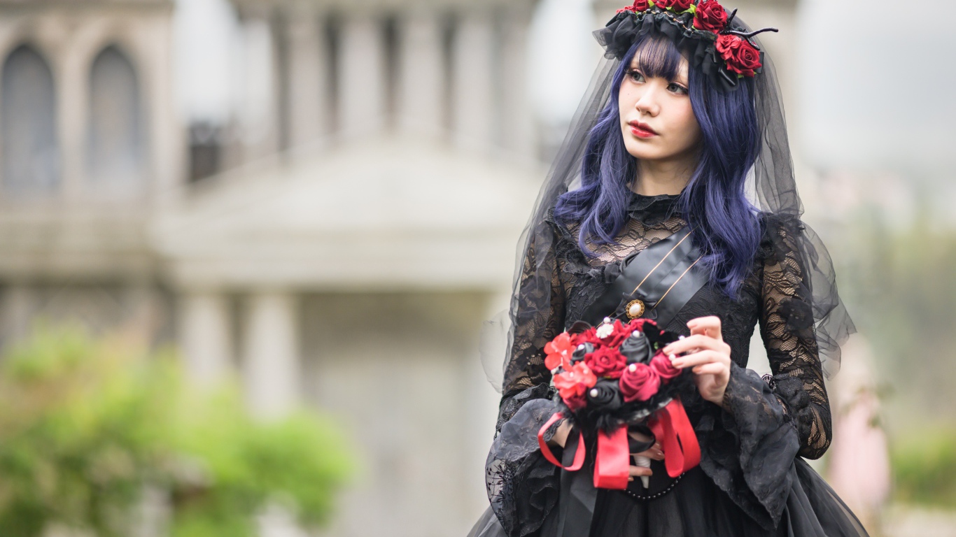 Девушка в черном платье на праздник Хэллоуин 