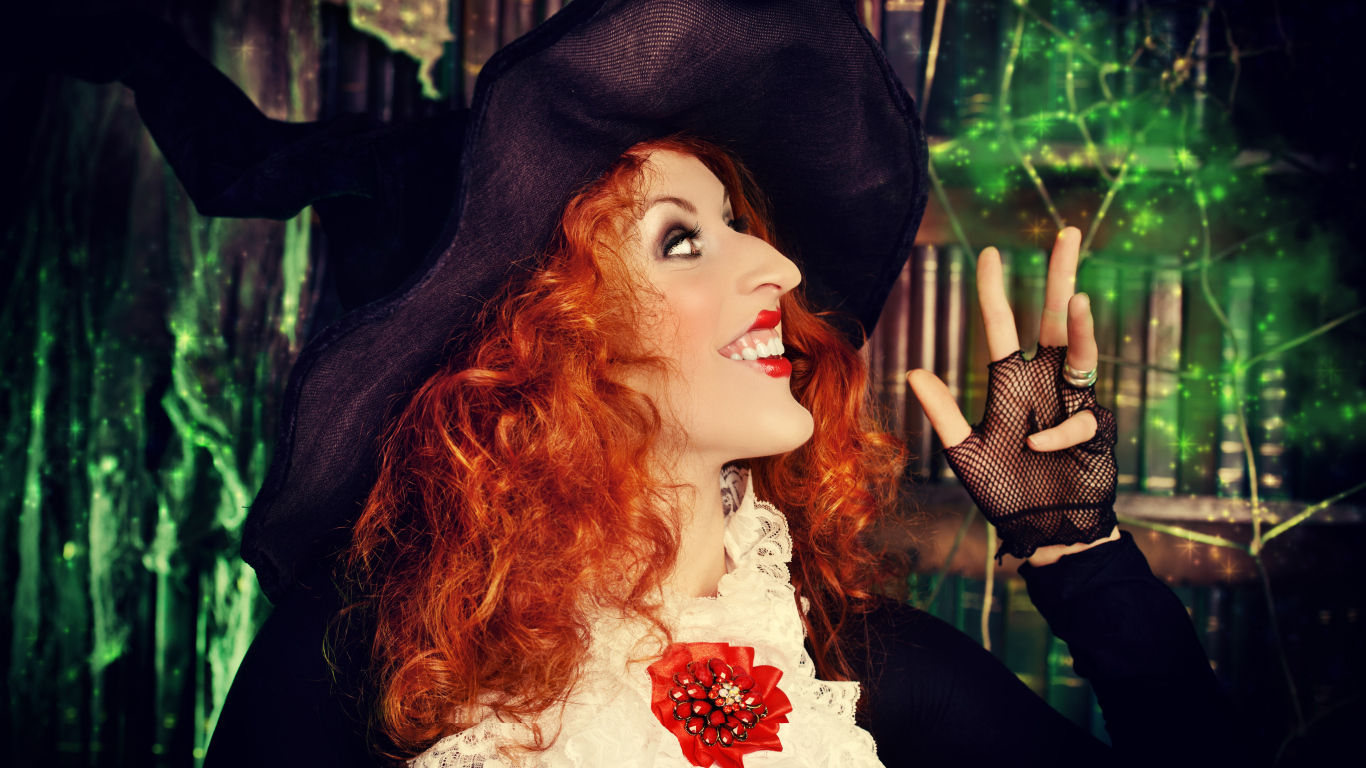 Рыжеволосая девушка в костюме ведьмы на Хэллоуин