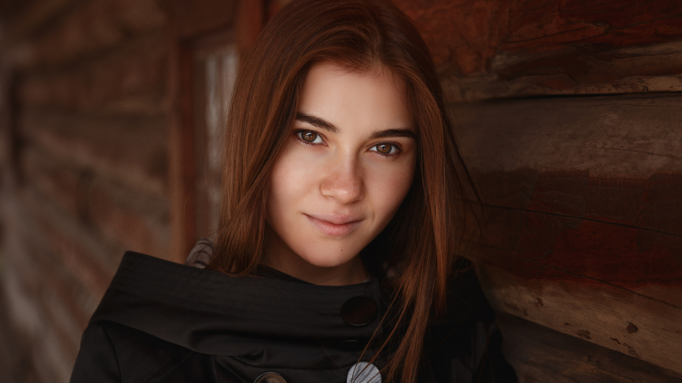 Настоящая девушка в черном плаще