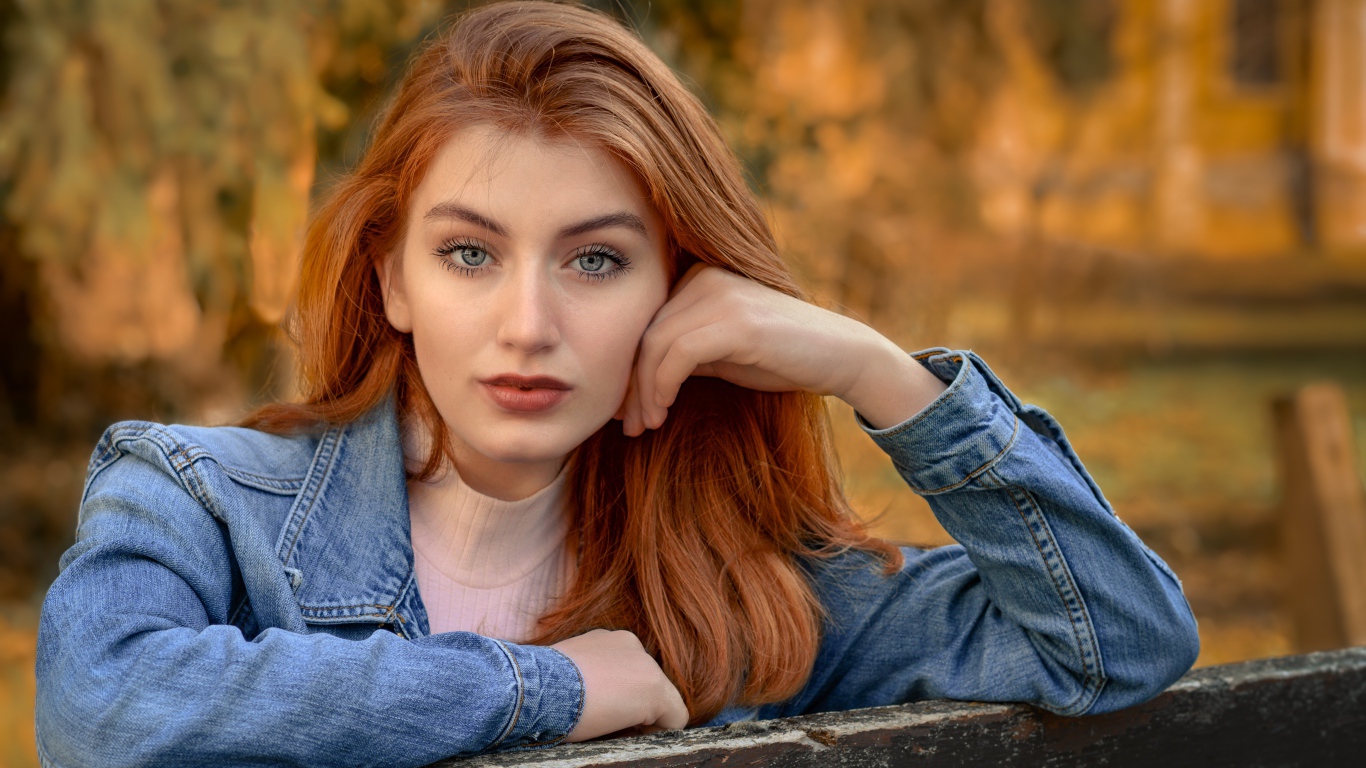 Рыжеволосая девушка в джинсовой куртке 