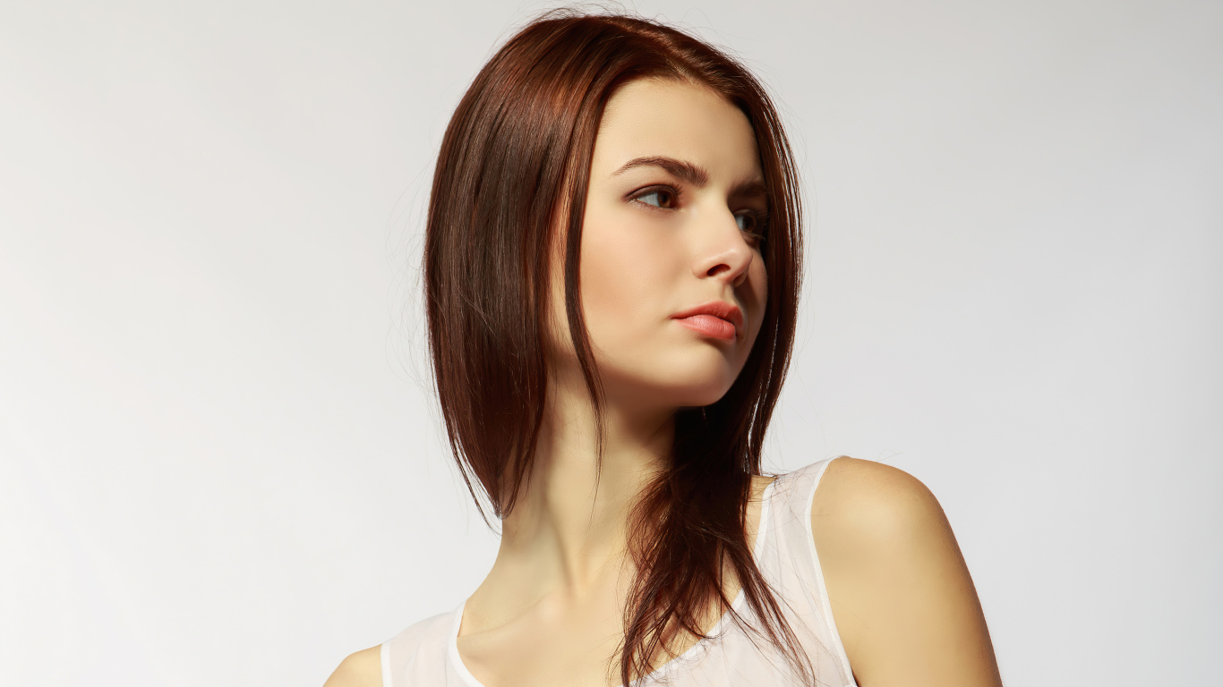 Грустный взгляд  молодой девушки 