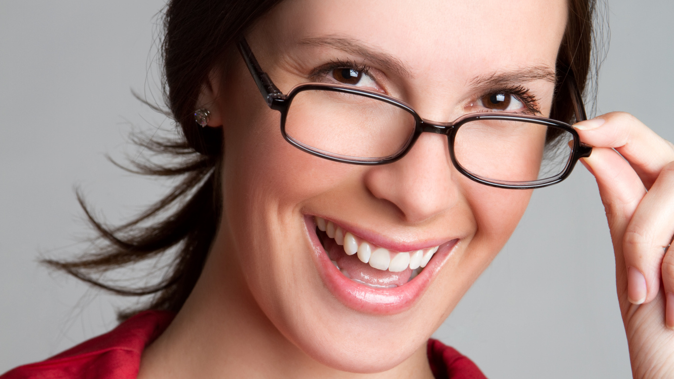 Улыбающаяся деловая женщина в очках