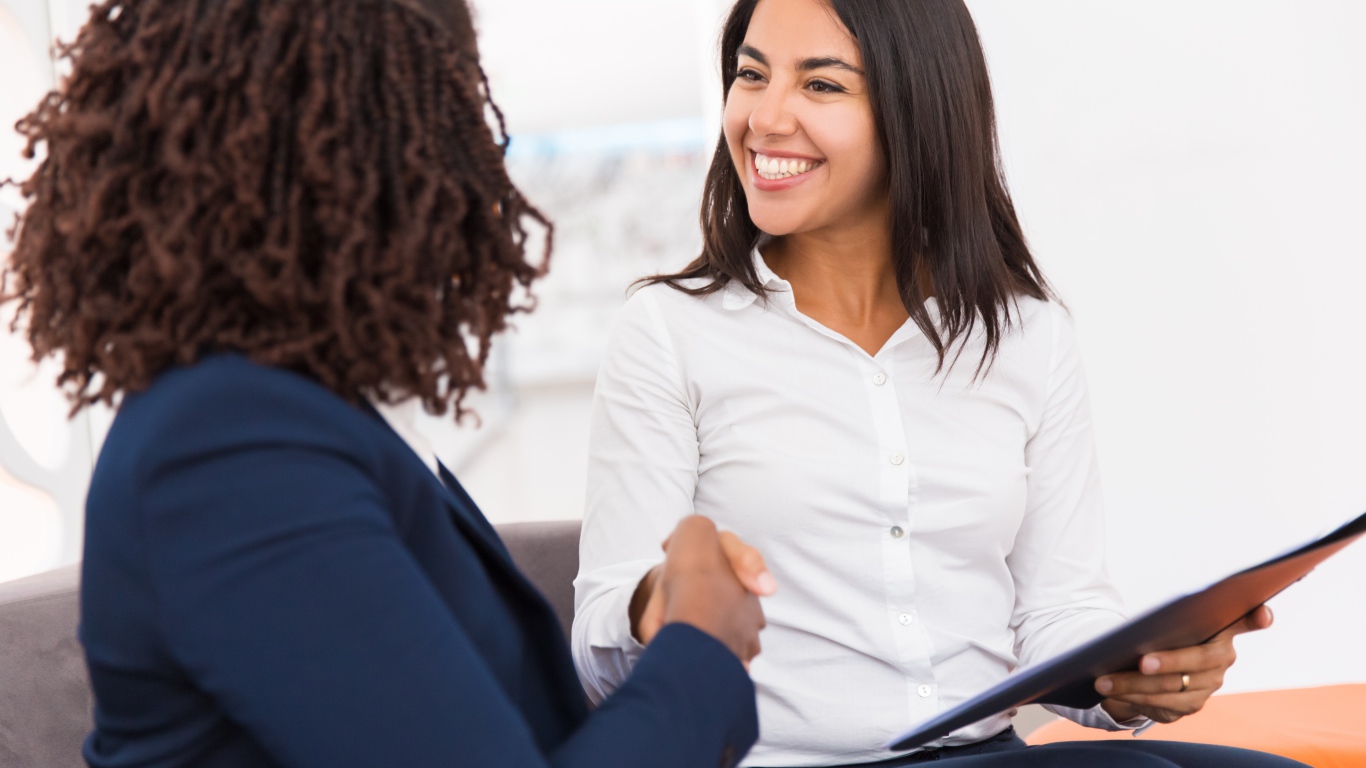 Улыбающаяся девушка заключила удачную сделку