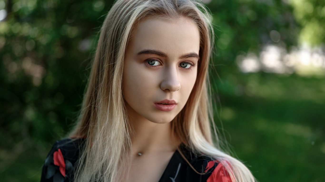 Нежная зеленоглазая блондинка в платье  