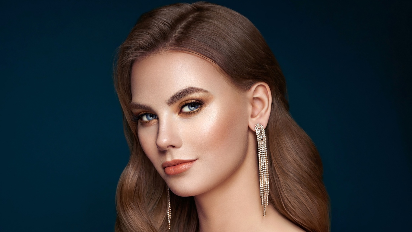 Лицо красивой голубоглазой девушки с длинными волосами