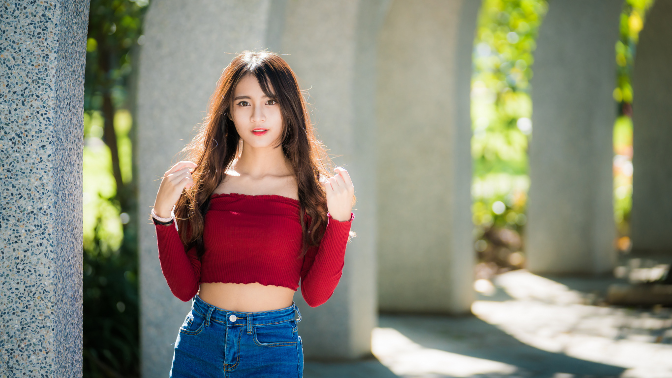 Молодая азиатка с коротких джинсовых шортах