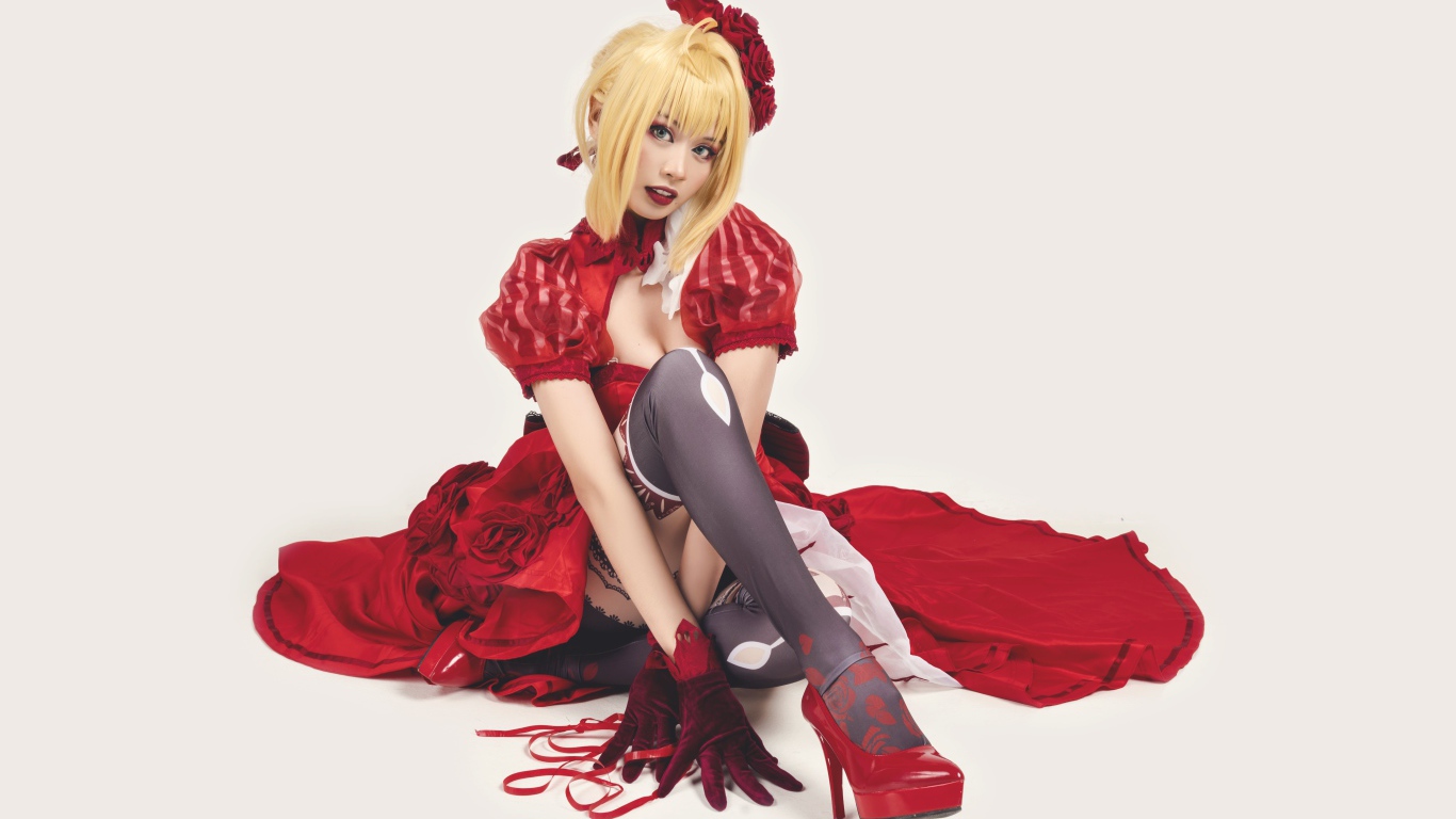 Молодая азиатка в ярком красном костюме на белом фоне